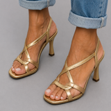 Sandalias Doradas con Encanto